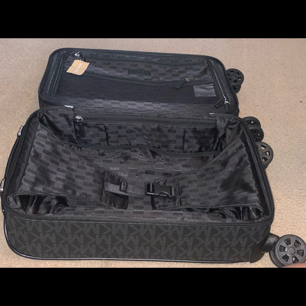 Michael Kors 3 piece Travel Set - Picture 3 of 8